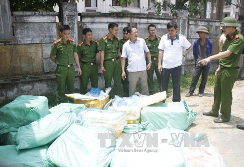 Bắt giữ 3 tấn thực phẩm bẩn 'ngụy trang' là hàng hải sản sạch trong xe đông lạnh 